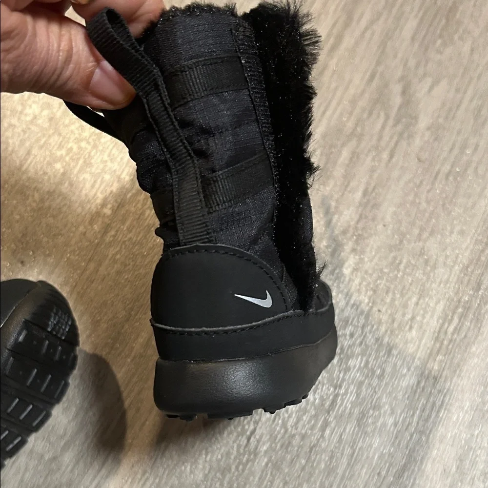 Nike Kids Black Furry Boots (baby)